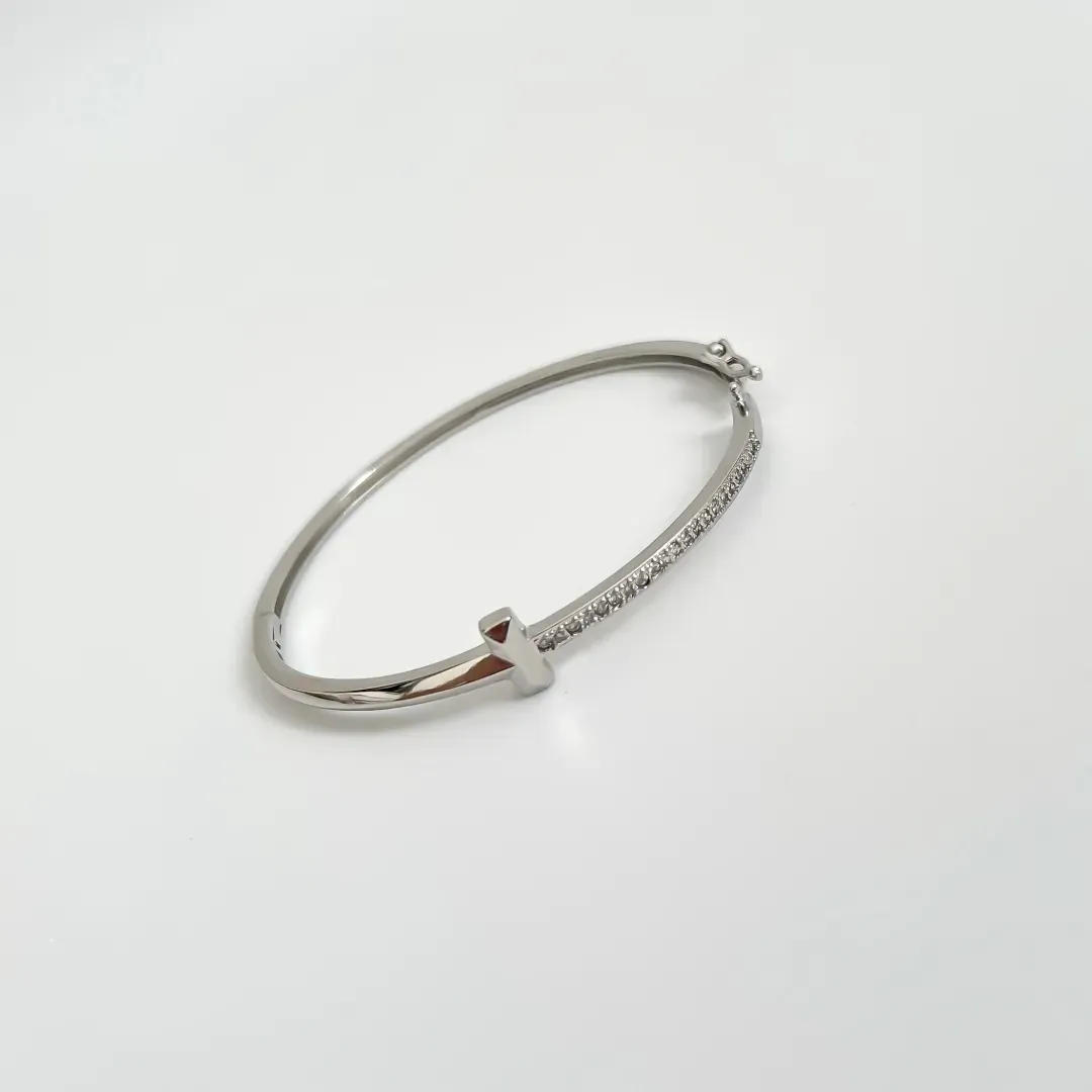 Bracelete liso e cravejado em zirconias banhado a ródio