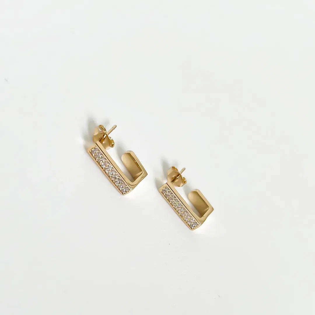 BRINCO ARGOLA QUADRADO COM ZIRCONIAS PEQ BANHADO A OURO 18K