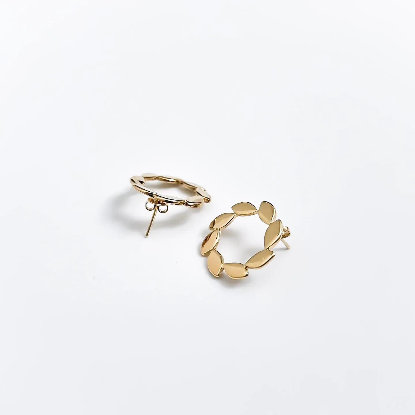 BRINCO MINI FOLHAS BANHADO A OURO 18K