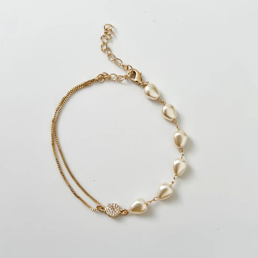 PULSEIRA COM PÉROLAS BARROCA E CORAÇÃO CRAVEJADO BANHADO A OURO 18K