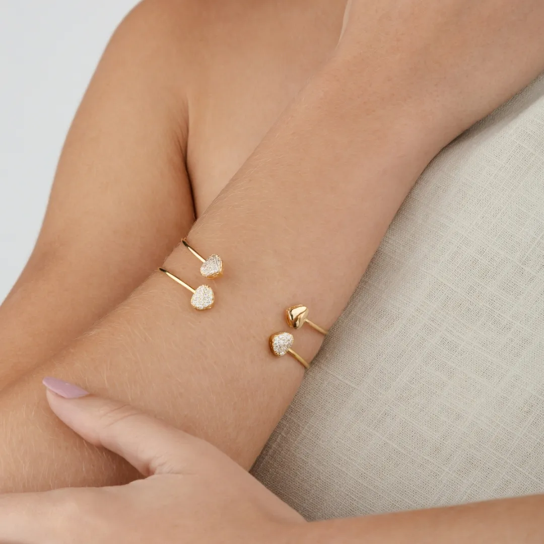 Bracelete coração liso e cravejado banhado a ouro 18k