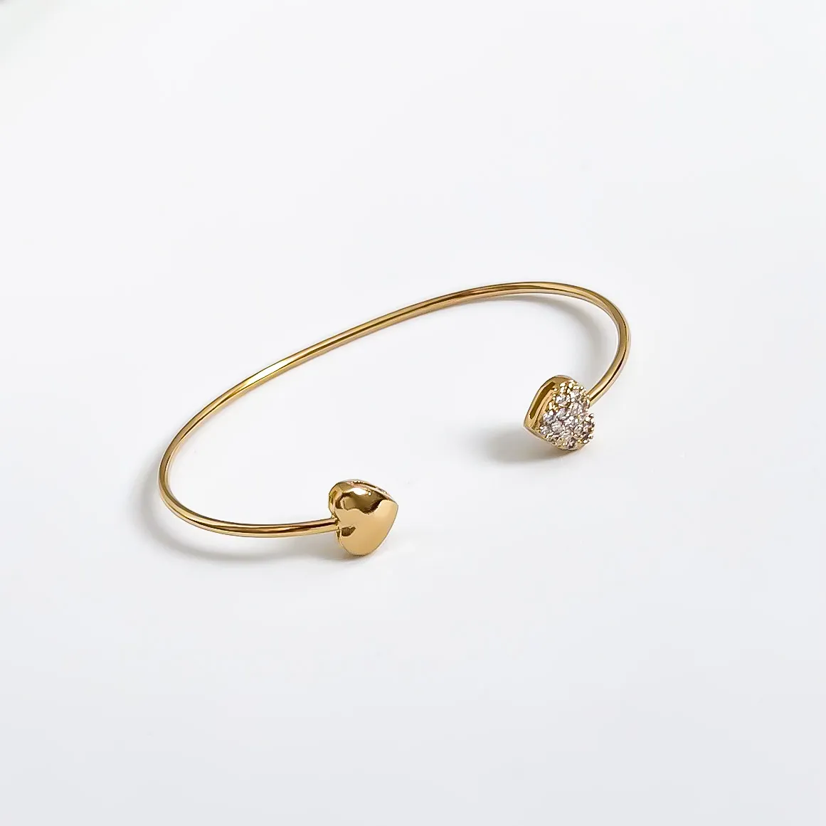 Bracelete coração liso e cravejado banhado a ouro 18k