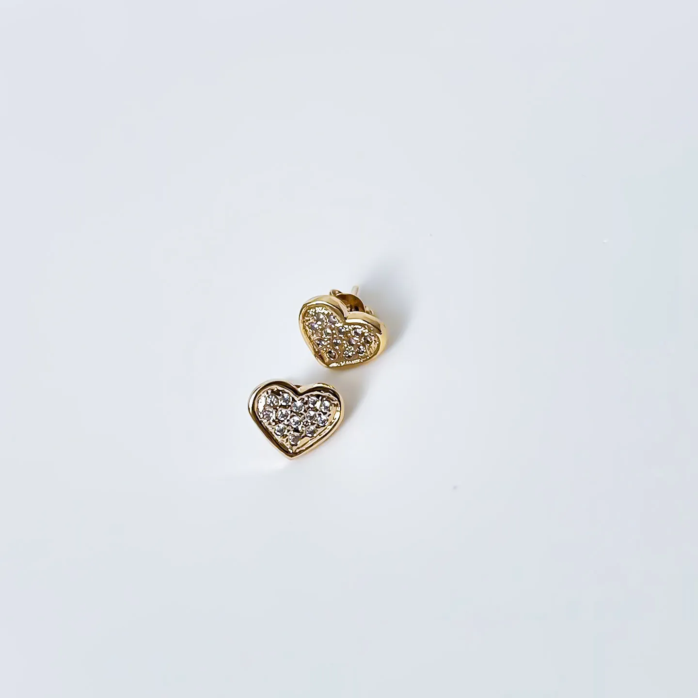 Brinco Coração Cravejado em Zircônias Banhado a ouro 18k