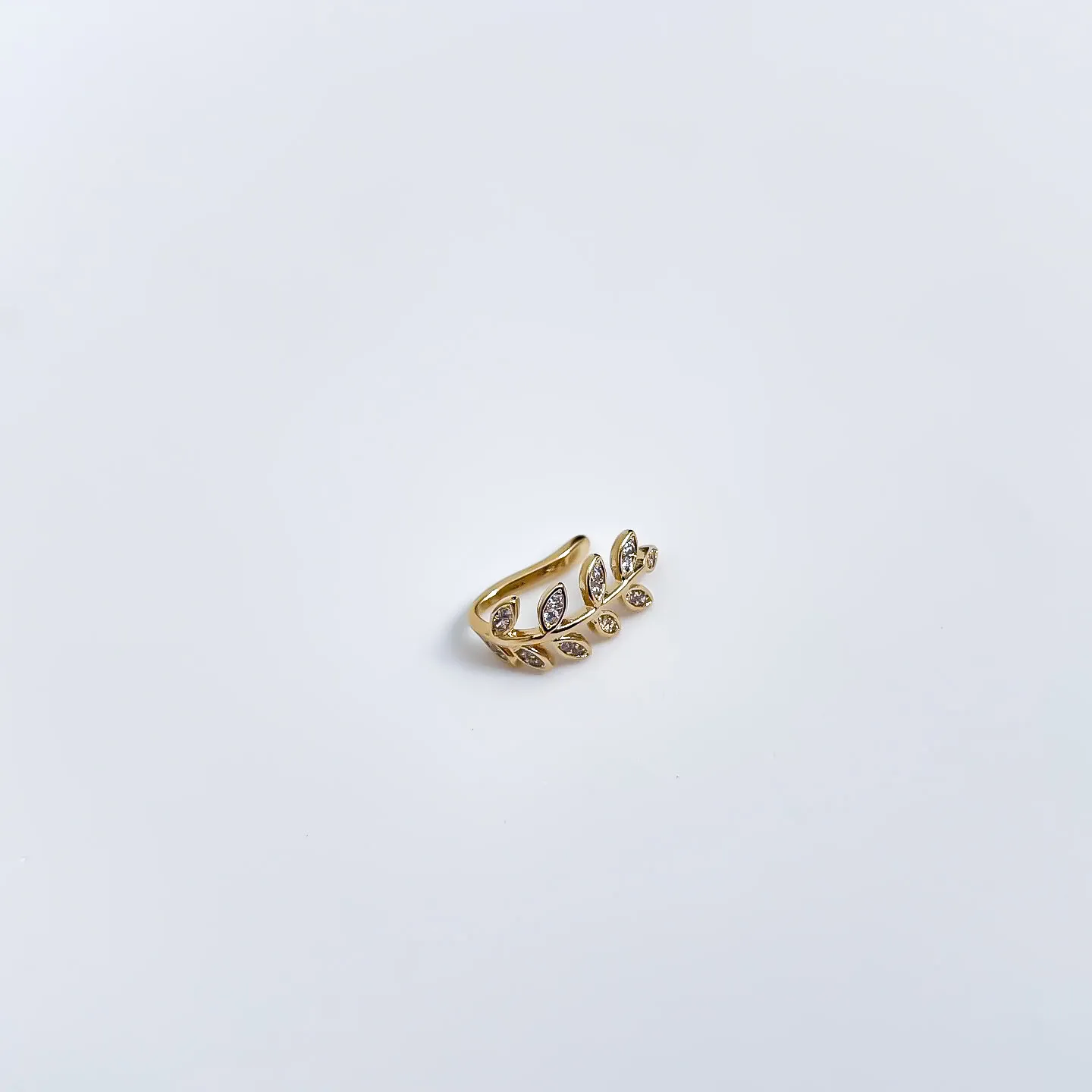 Piercing folha cravejada em zircônias banhado a ouro 18k