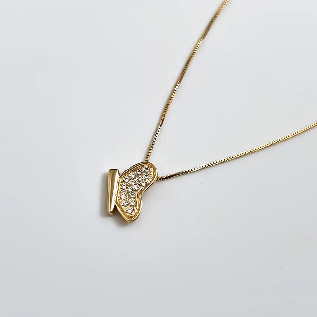 Colar borboleta com asas cravejadas em zircônias banhado a ouro 18k