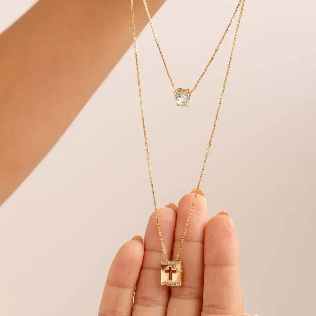 Escapulário Duplo com crucifixo cravejado em zircônias e pedra acqua banhado a ouro 18k