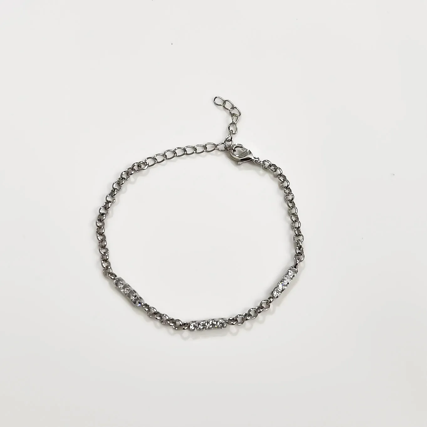 Pulseira com fileiras de cristais banhado a ródio