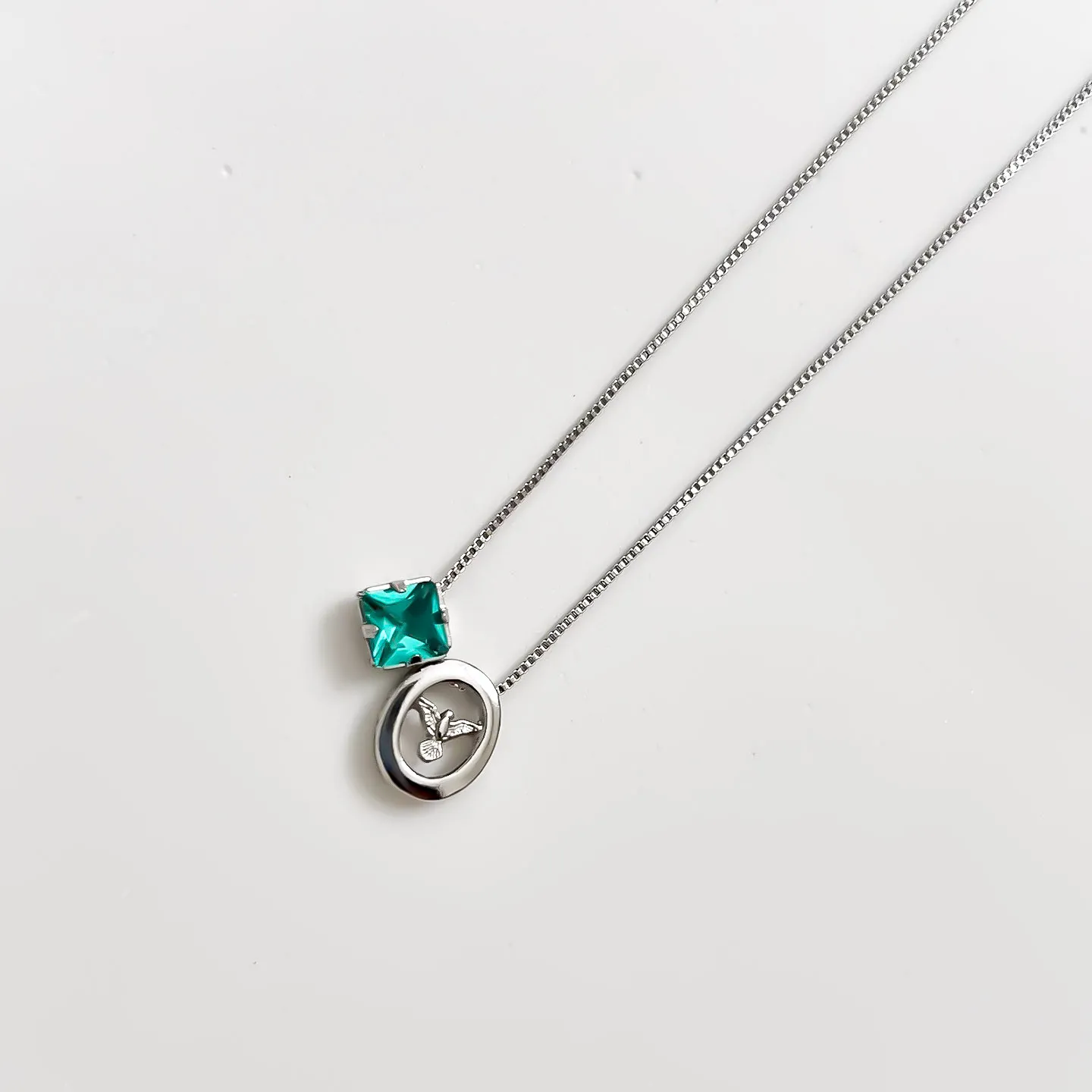 Escapulário espirito santo com pedra de cristal verde banhado a ródio 45cm ajustável