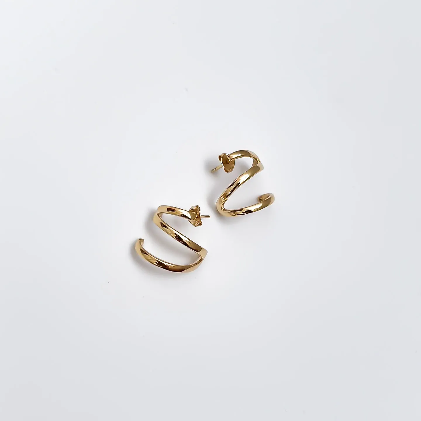 Brinco Liso Zig Zag banhado a ouro 18k