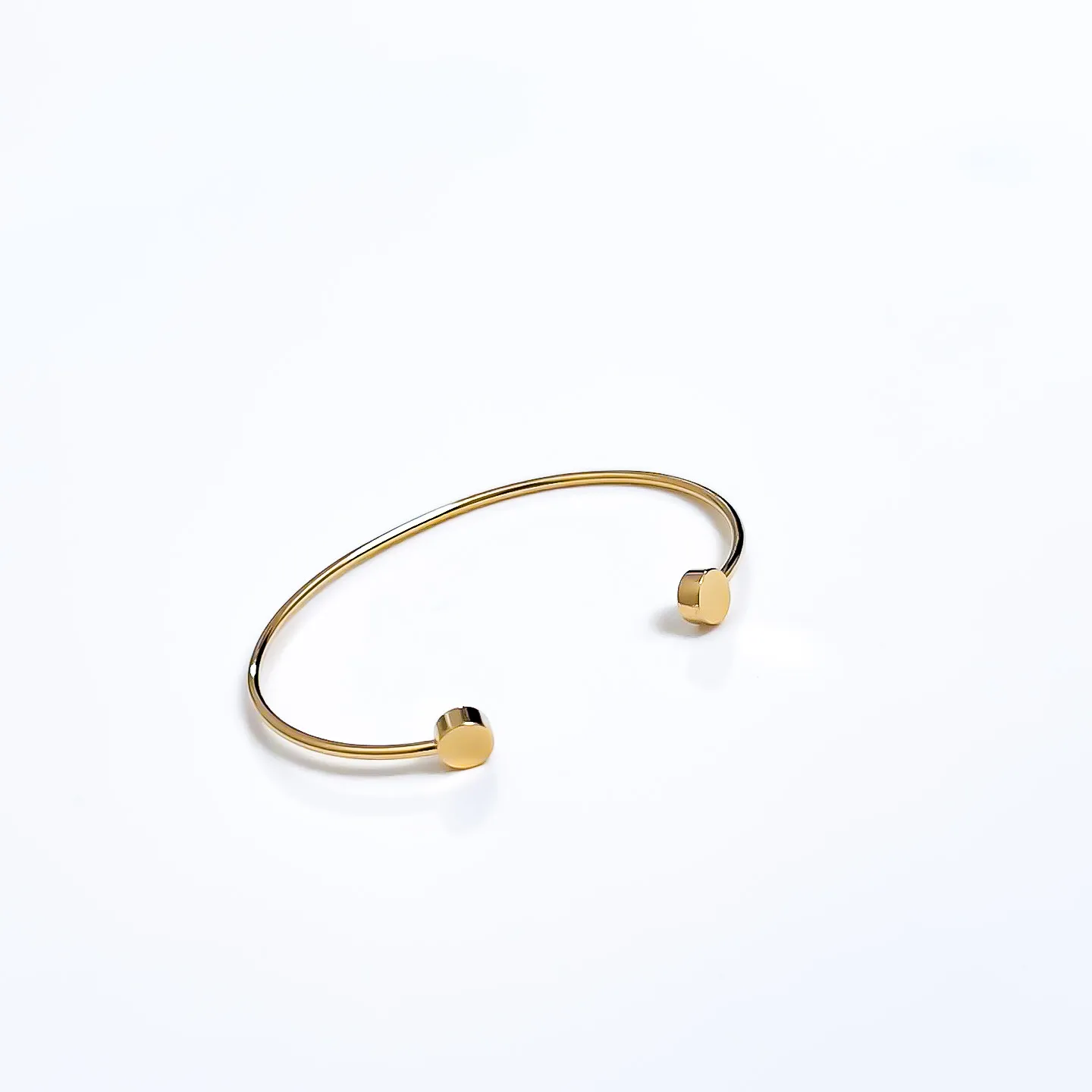 Bracelete Minimalista com pequenos cilindros lisos nas extremidades banhado a ouro 18K