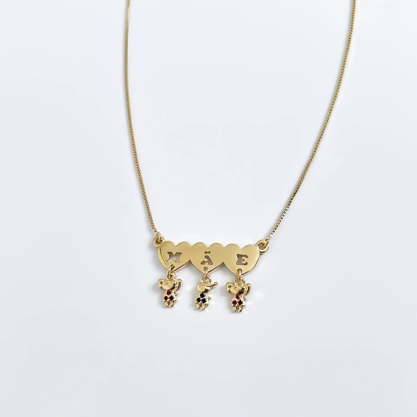 colar mãe de três com duas meninas e um menino com cristal rosa e azul banhado a ouro 18k