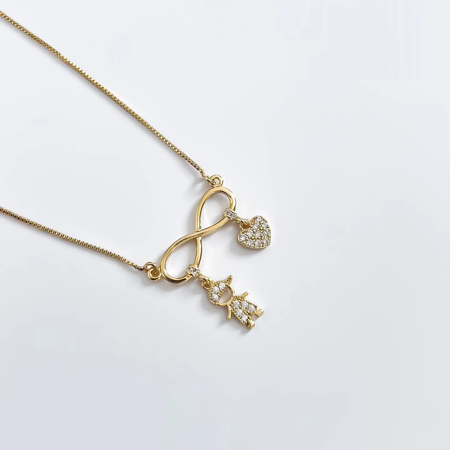 Colar Infinito com menino e coração cravejados em zircônias banhado a ouro 18K