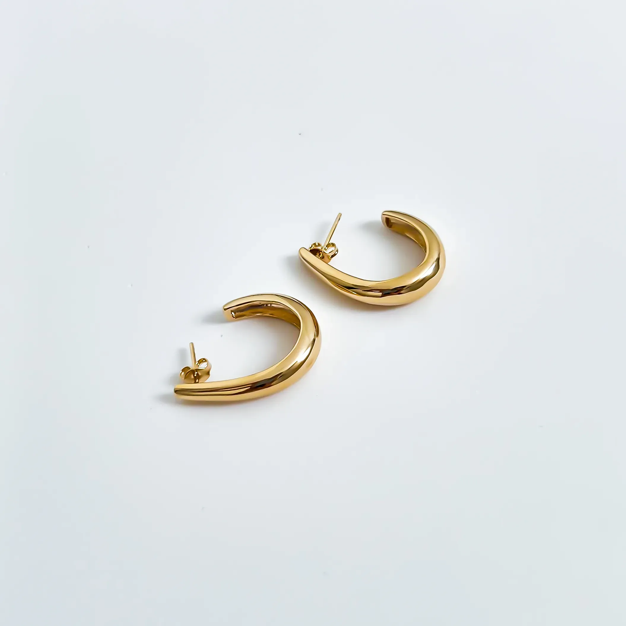 Brinco Argola Oval lisa G Banhado a ouro 18k