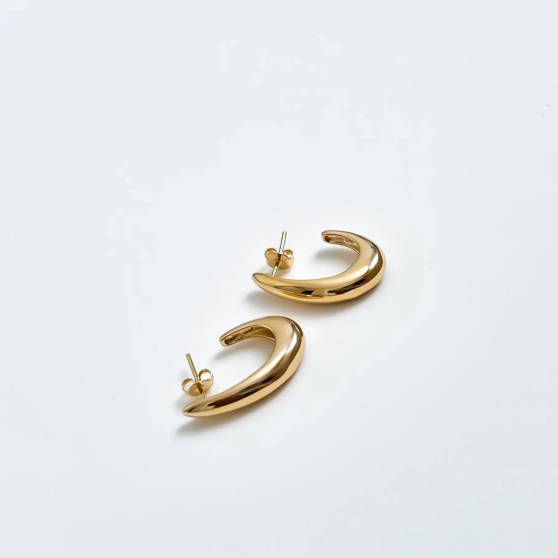 Brinco Argola Oval lisa P banhado a ouro 18K