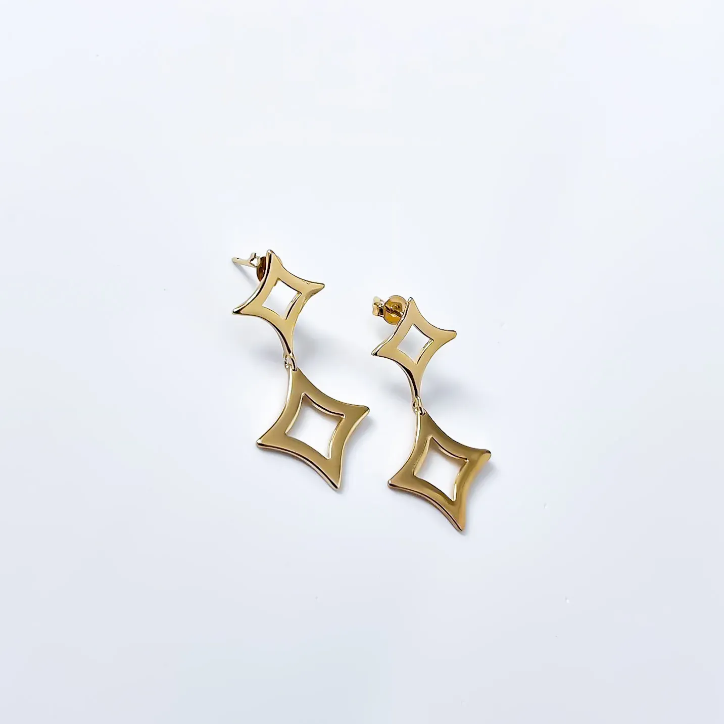 Brinco com formato de brilho banhado a ouro 18k