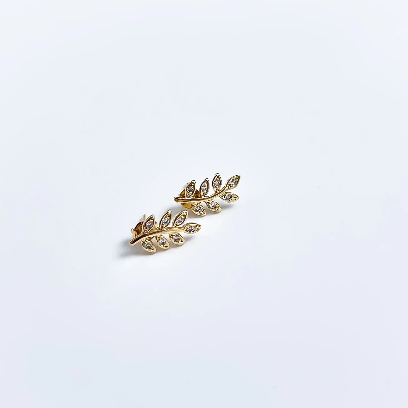 Brinco folha cravejada em zircônias banhado a ouro 18k