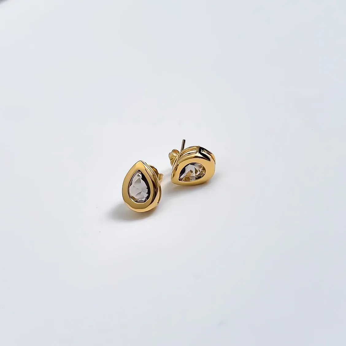 Brinco Gota com pedra Ametista banhado a ouro 18K