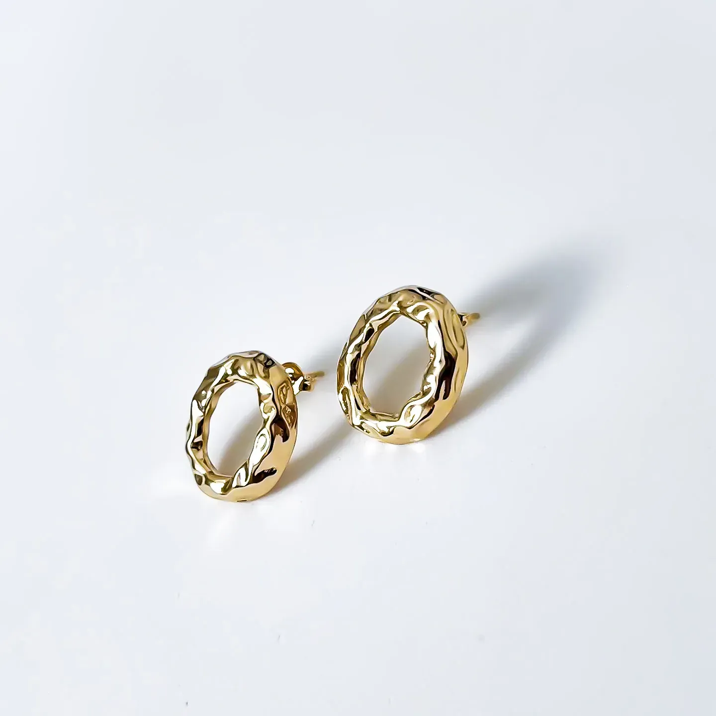 Brinco Oval vasado orgânico banhado a ouro 18K