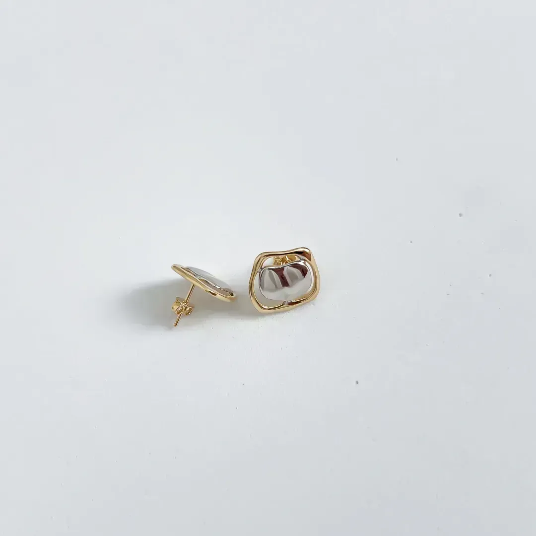 Brinco orgânico banhado a ouro 18k e aplicação em ródio