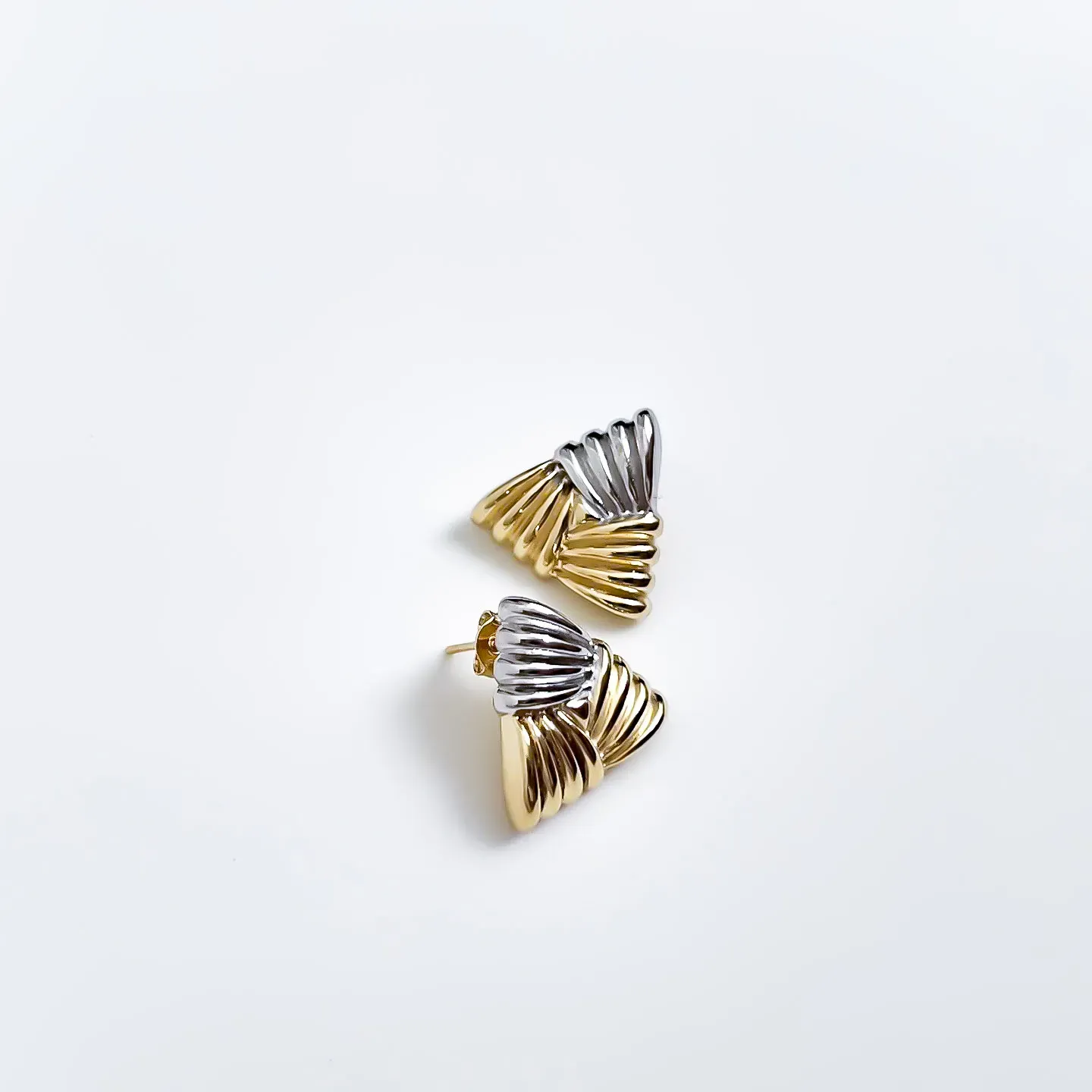 Brinco Triângulo com banho Mix banhado a ouro 18k e ródio