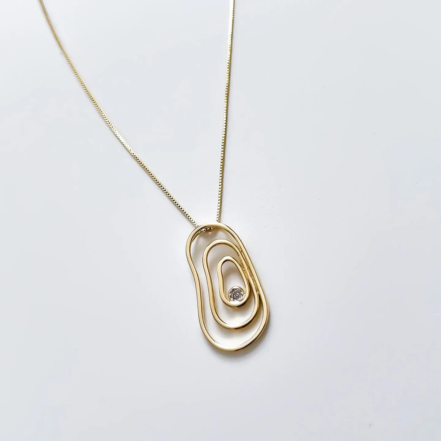 Colar orgânico com design geométrico e pedra de zircônia banhado a ouro 18K