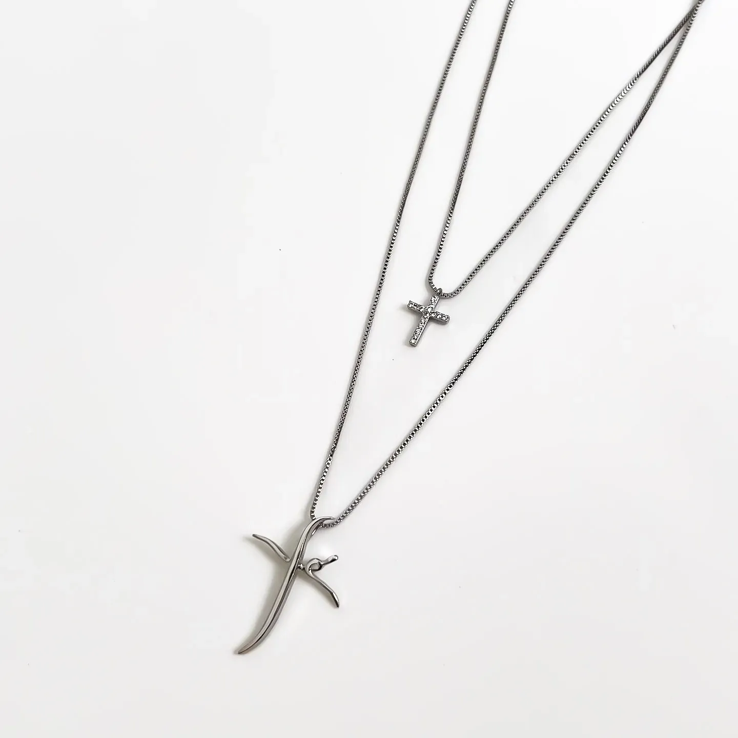 Colar Duplo com Crucifixo cravejado em zircônias e Fé banhado a ródio