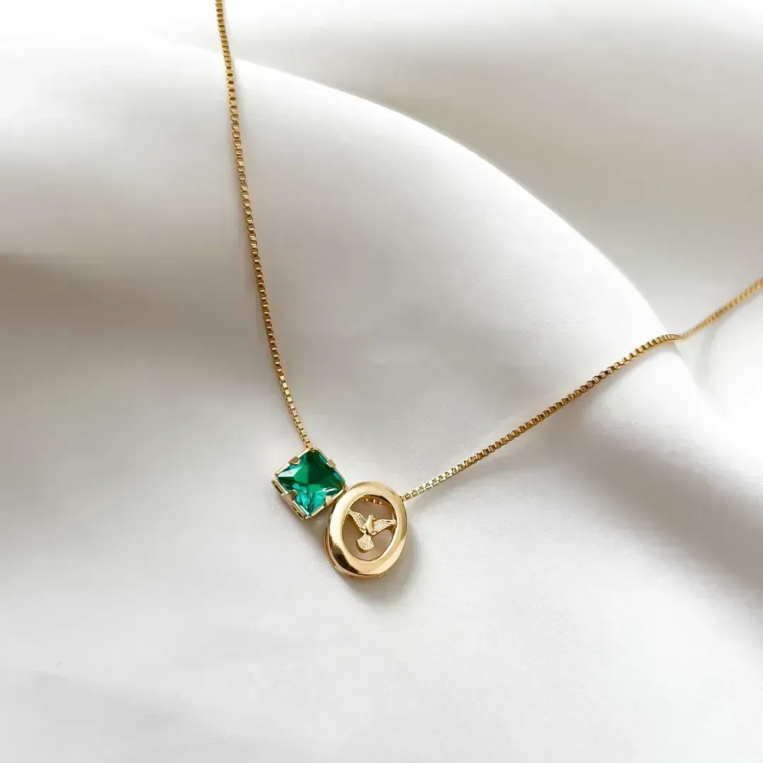 Escapulário espirito santo com pedra de cristal verde banhado a ouro 18K 45cm ajustável
