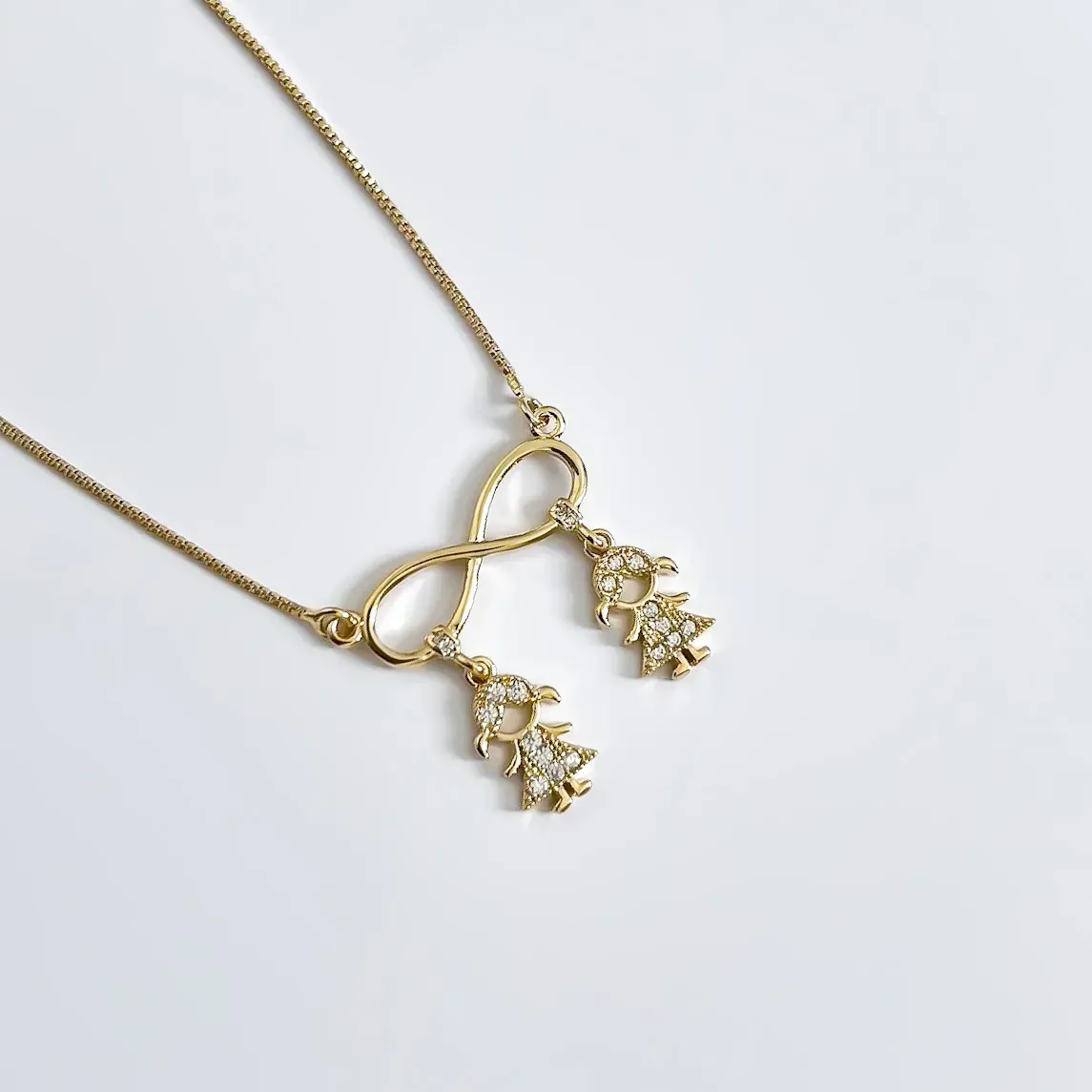 Colar Infinito Duas Meninas cravejado em zircônias banhado a ouro 18K