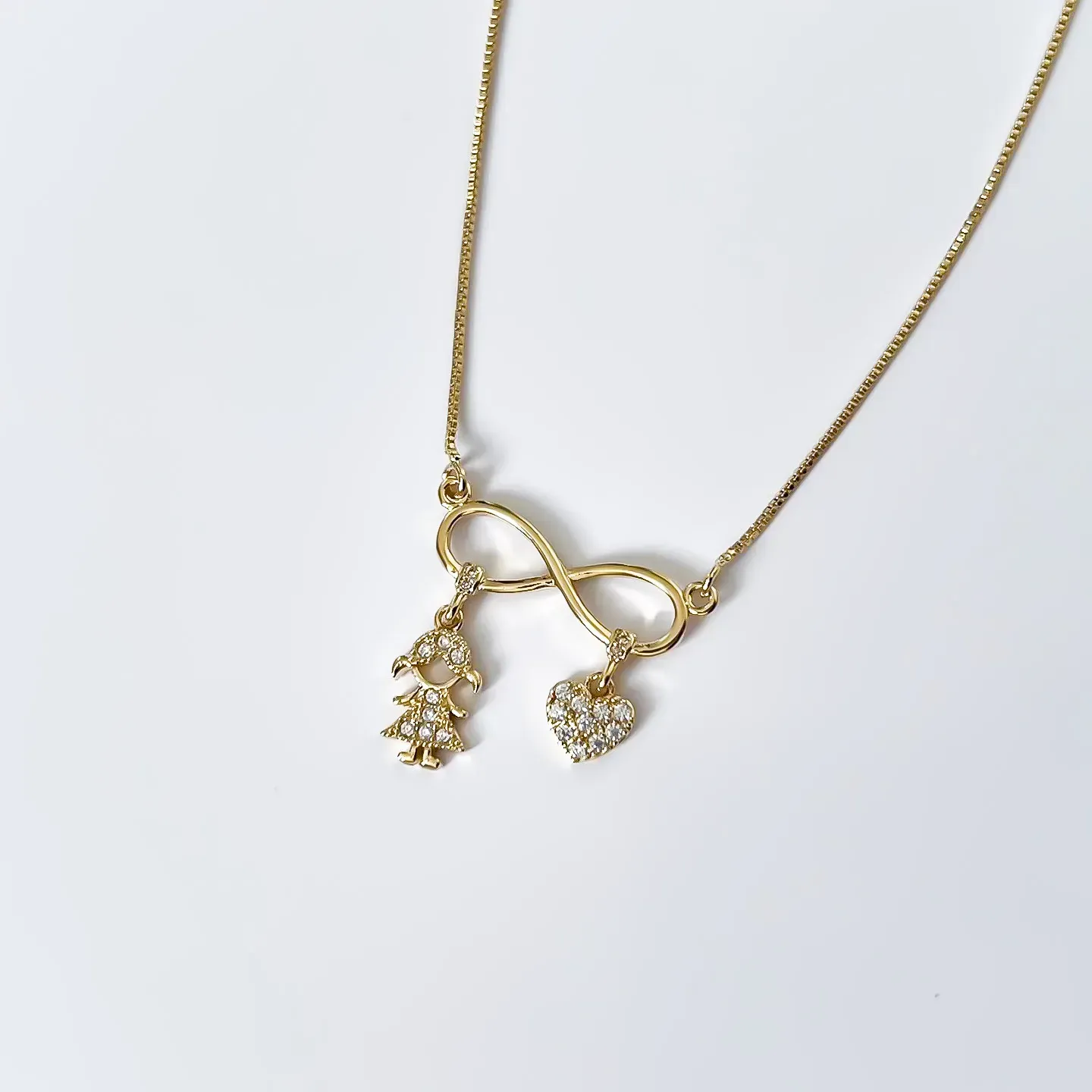 Colar Infinito com menina e coração cravejados em zircônias banhado a ouro 18K
