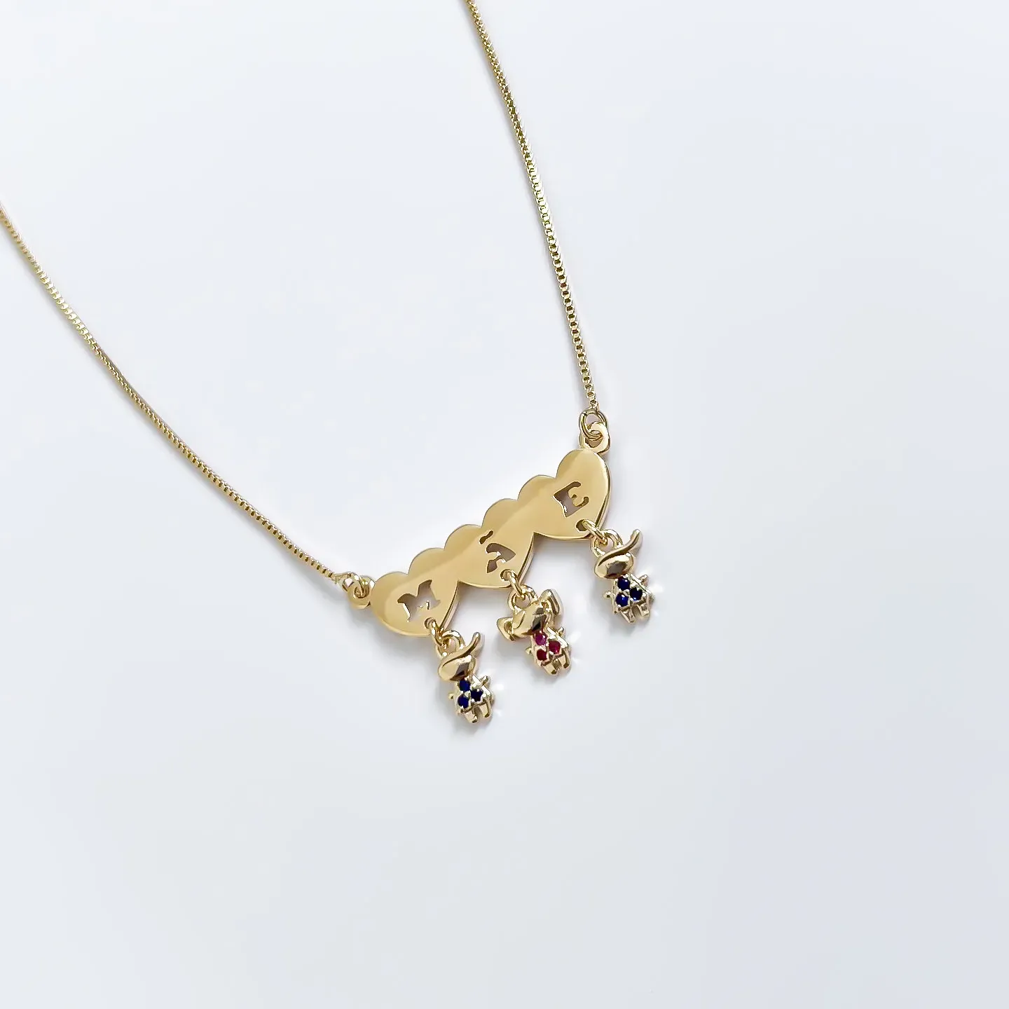 Colar Mãe de três com dois meninos e uma menina com cristal azul e rosa banhado a ouro 18K