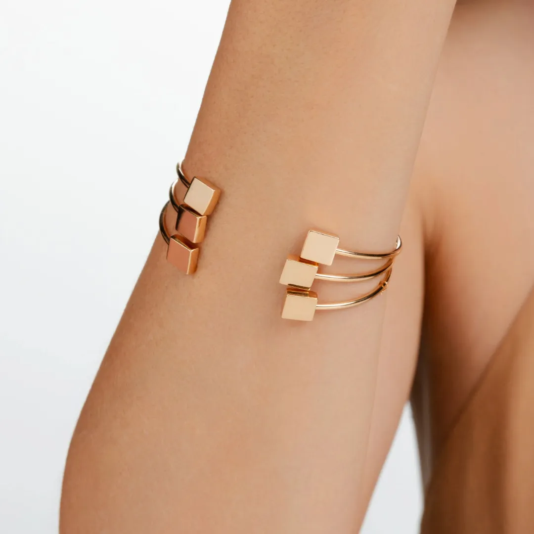 BRACELETE FIO DETALHE QUADRADO BANHADO A OURO 18K