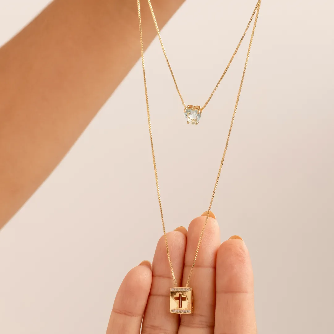 Escapulário Duplo com crucifixo cravejado em zircônias e pedra acqua banhado a ouro 18k