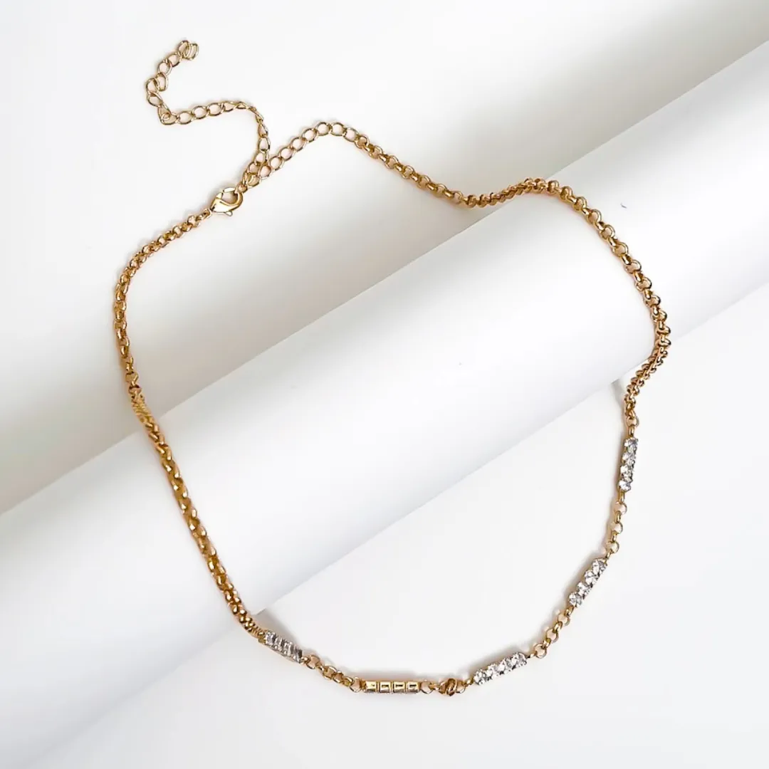 Colar com fileiras de cristais banhado a ouro 18K