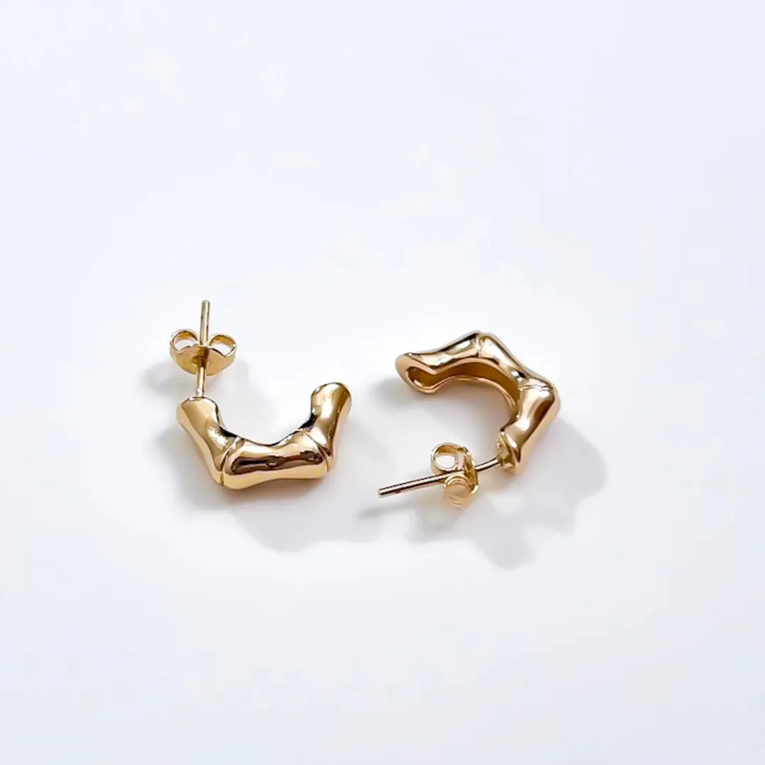 Brinco argola formato orgânico e estrutura irregular fluida banhado a ouro 18K