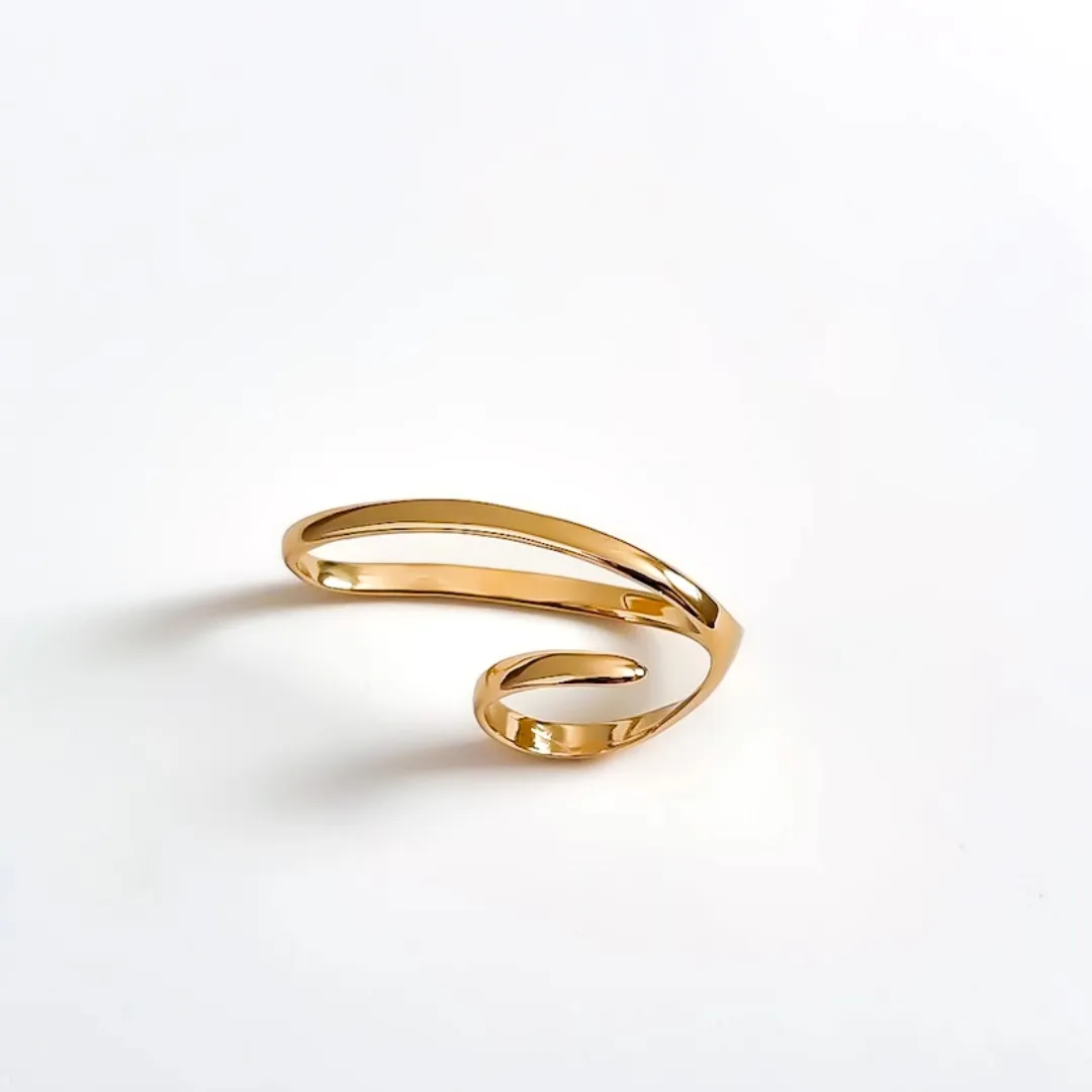 Anel onda dourada banhado a ouro 18K Tam único