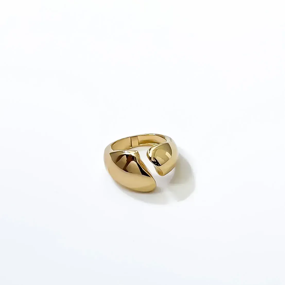 Anel Essência com um design artístico e fluido banhado a ouro 18K Ajustável