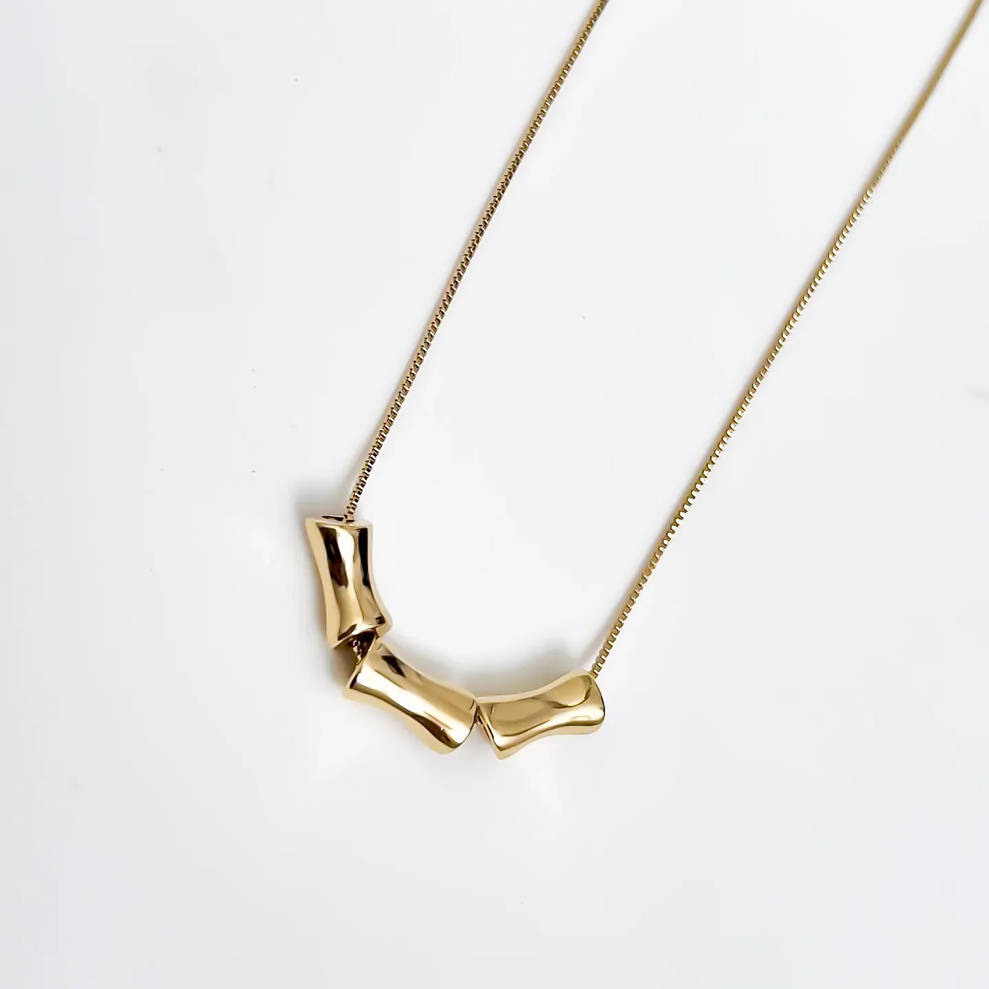 Colar formato orgânico e estrutura irregular fluida banhado a ouro 18K