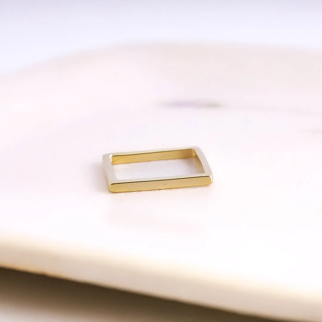 ANEL QUADRADO LISO BANHADO A OURO 18K