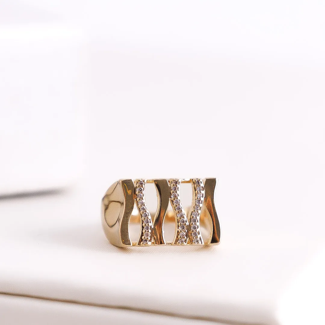 ANEL QUADRADO COM FAIXAS ONDULADAS CRAVEJADAS EM ZIRCONIAS BANHADO A OURO 18K