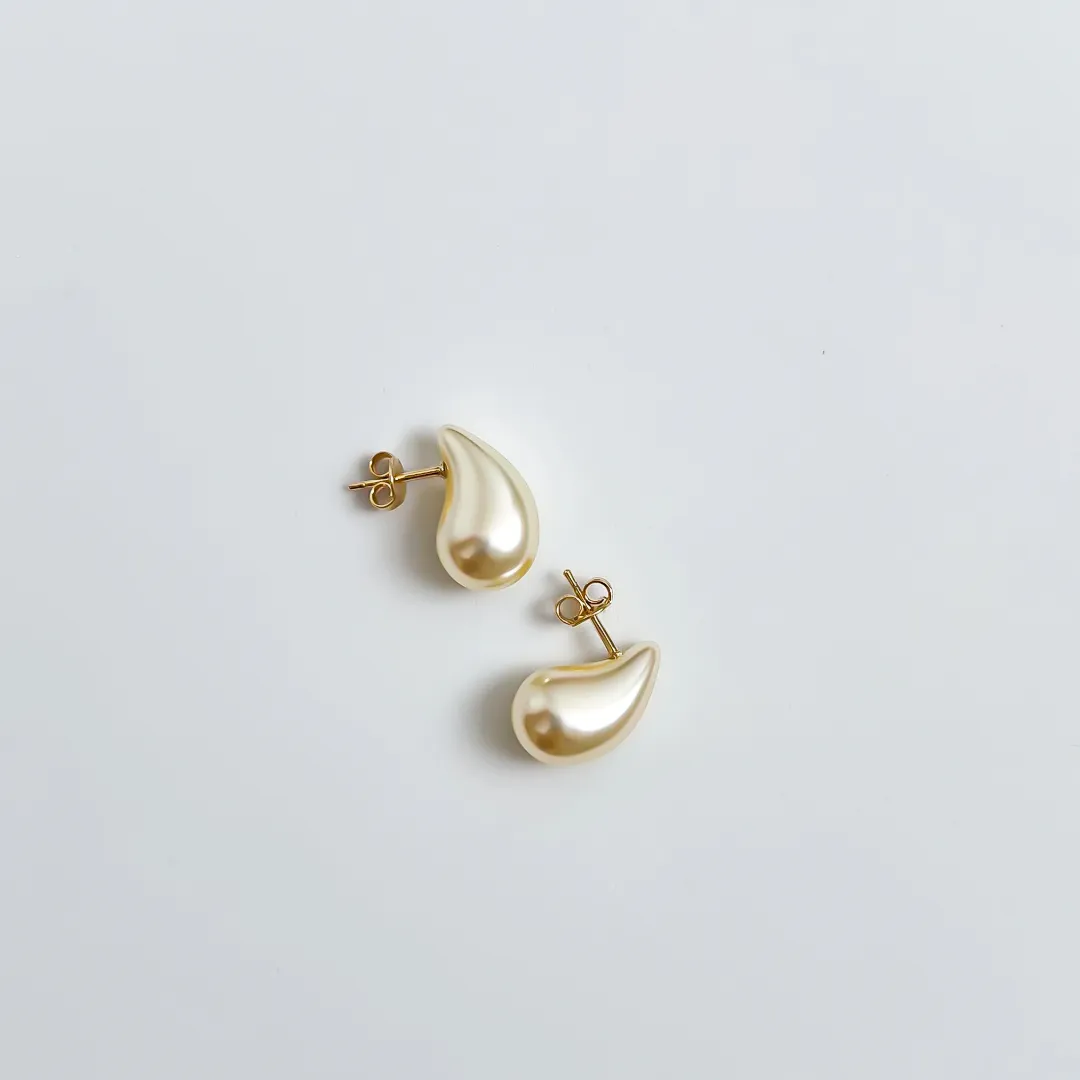 BRINCO PÉROLA GOTA BANHADO A OURO 18K