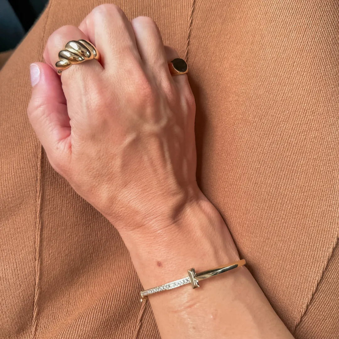Bracelete liso e cravejado em zirconias banhado a ouro 18k