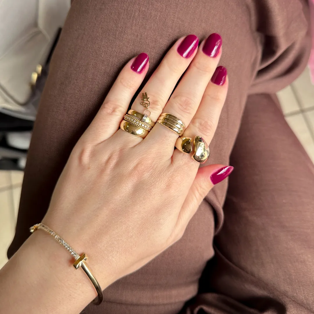 Anel Essência com um design artístico e fluido banhado a ouro 18K Ajustável