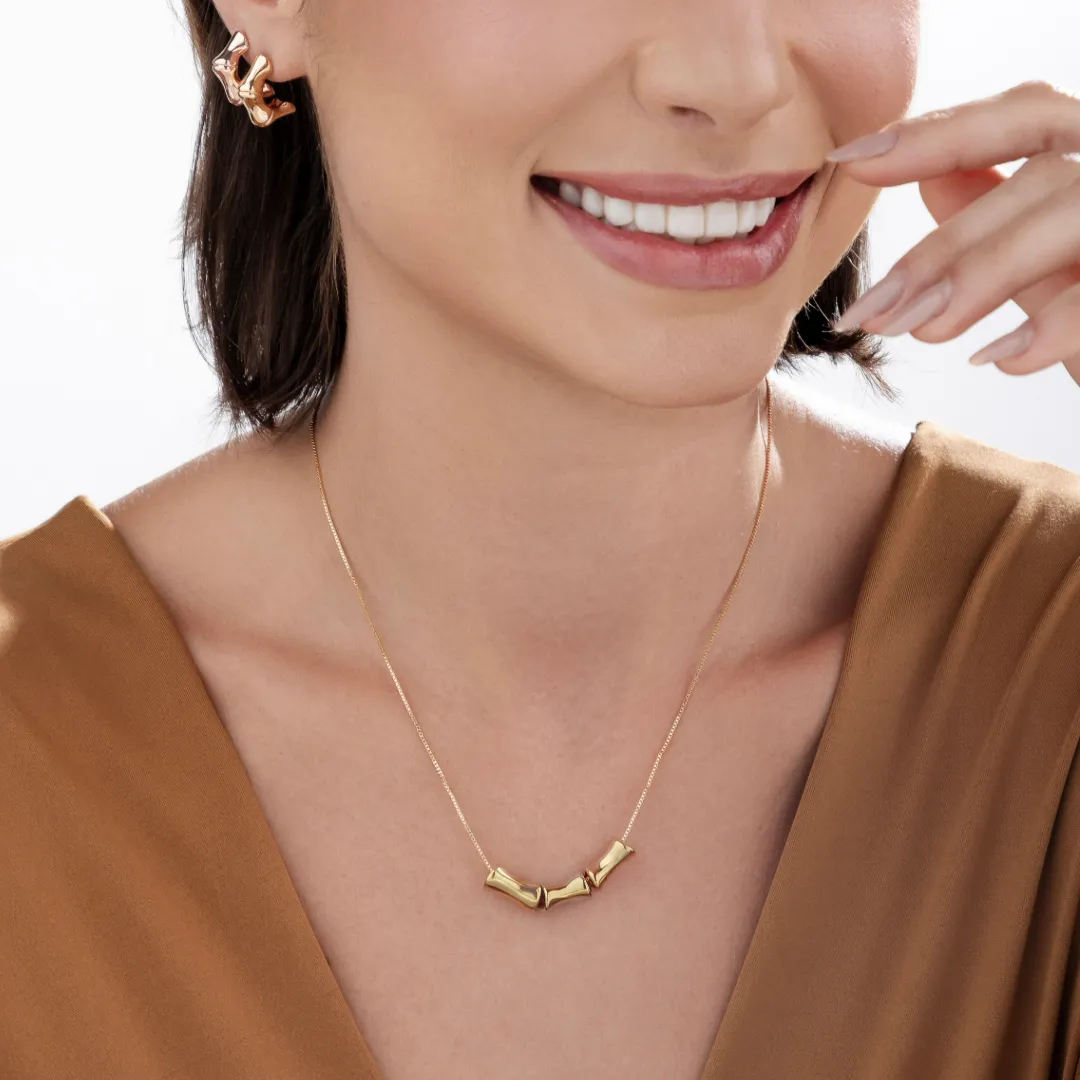 Colar formato orgânico e estrutura irregular fluida banhado a ouro 18K