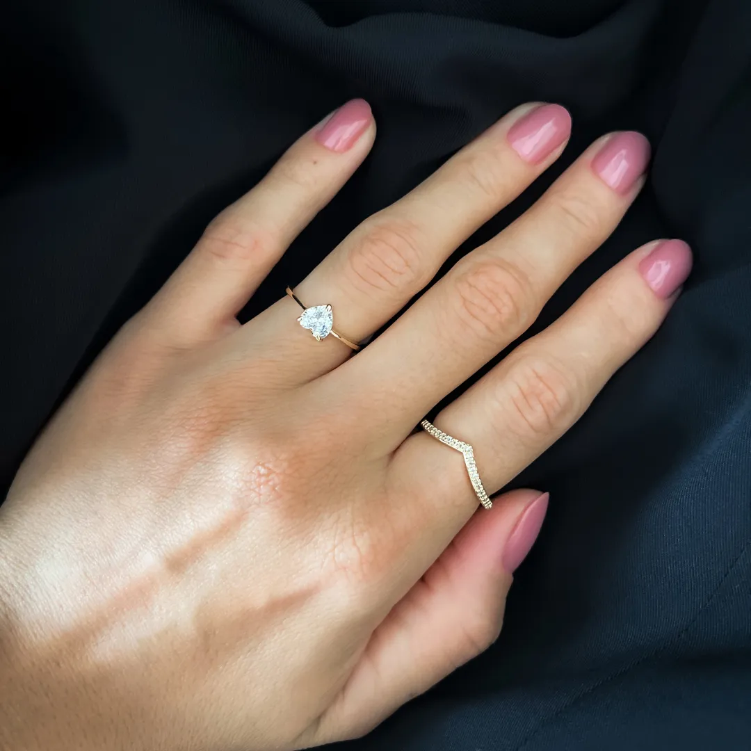 Anel com design V cravejado em zircônias banhado a ouro 18K