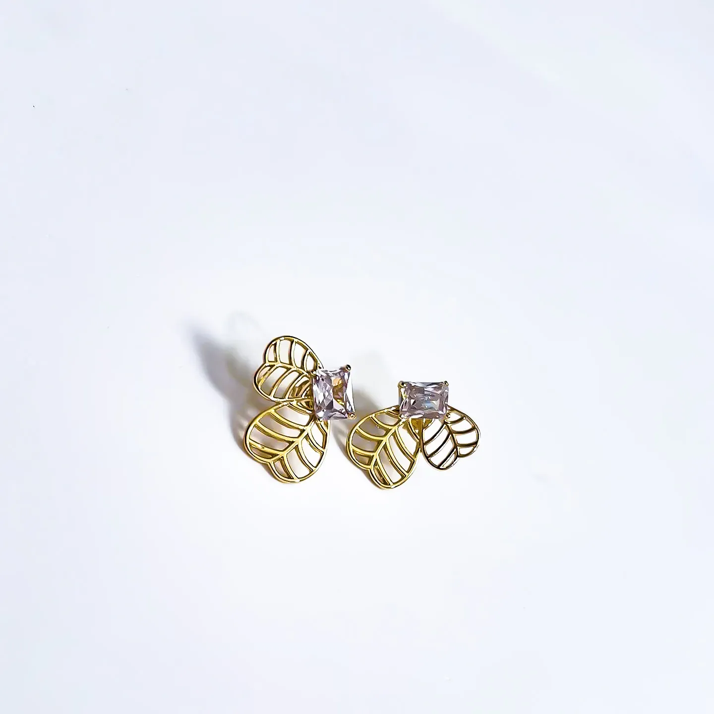 Brinco Asas de borboletas vasado e pedra cristal retangular banhado a ouro 18k