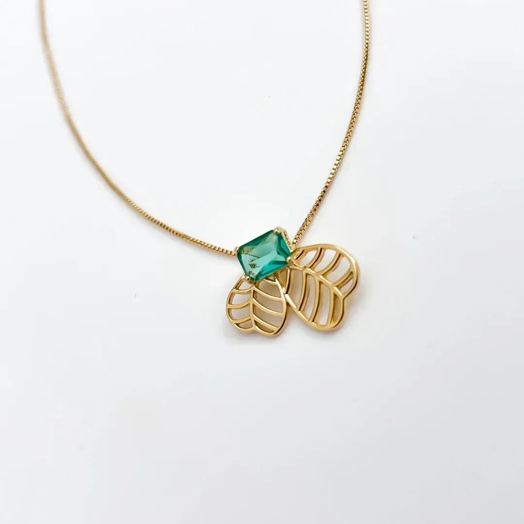 Colar Asas de borboletas vasado e pedra cristal verde retangular banhado a ouro 18k
