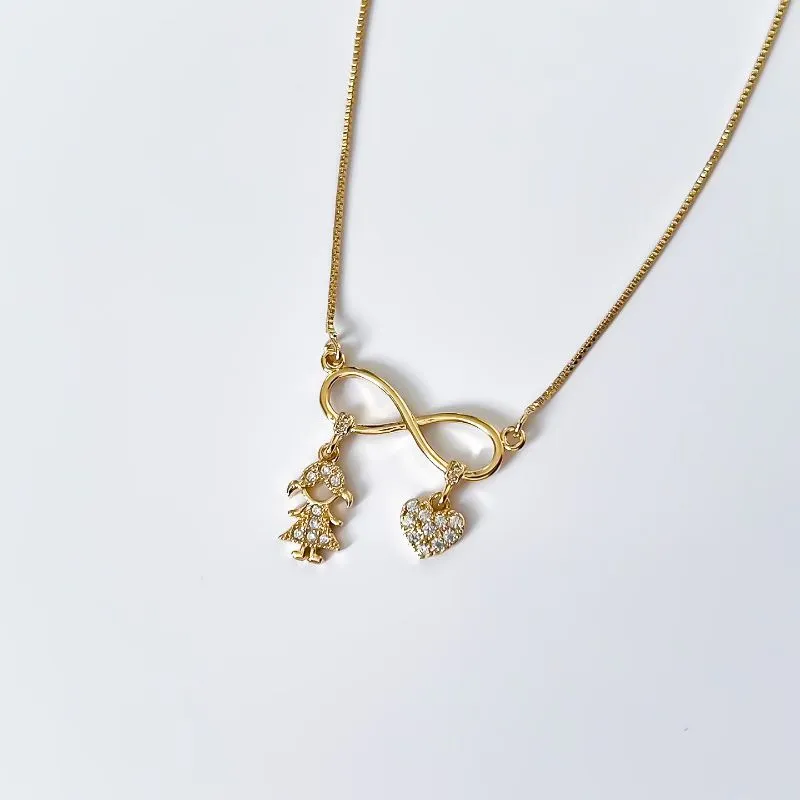 Colar Infinito com menina e coração cravejados em zircônias banhado a ouro 18K