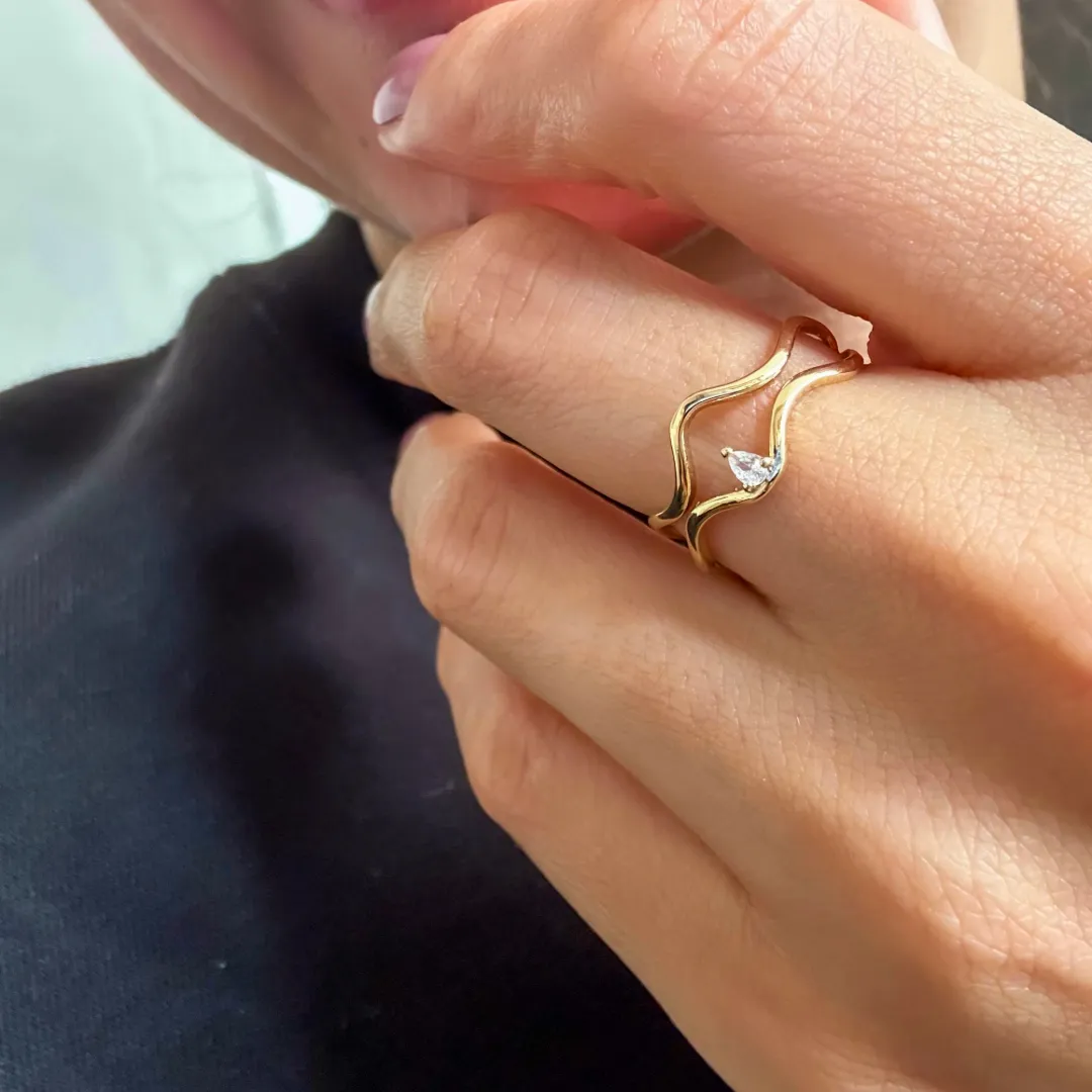 ANEL ONDULADO COM GOTA EM ZIRCONIA AO MEIO BANHADO A OURO 18K
