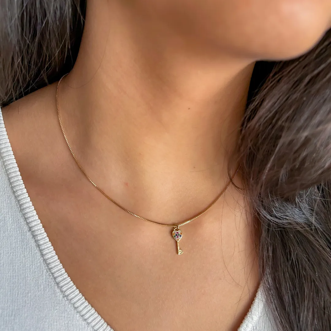 COLAR CHAVE PEQUENA CRAVEJADA COLORIDO BANHADO A OURO 18K  AJUSTÁVEL 50CM