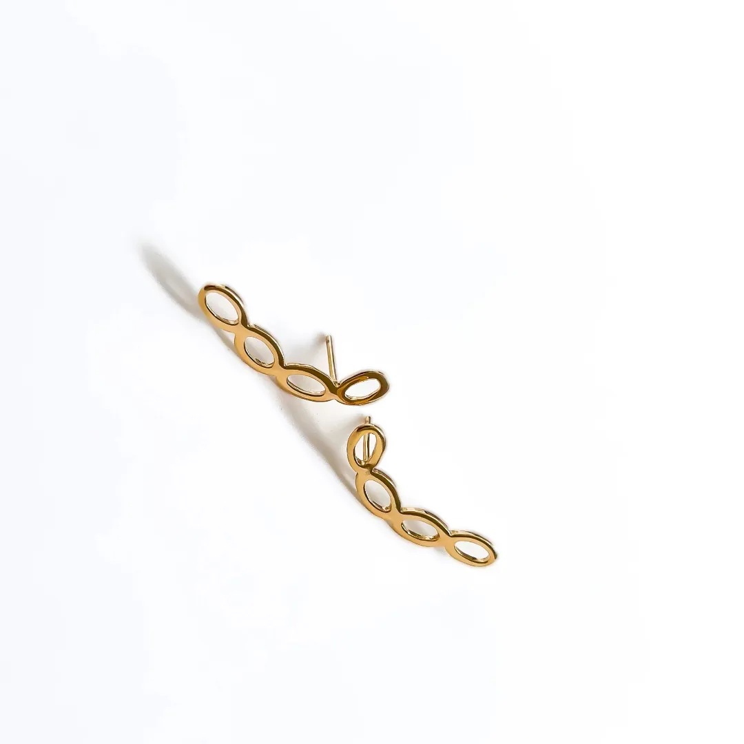 BRINCO EAR CUFF COM DESIGN VASADO BANHADO A OURO 18K
